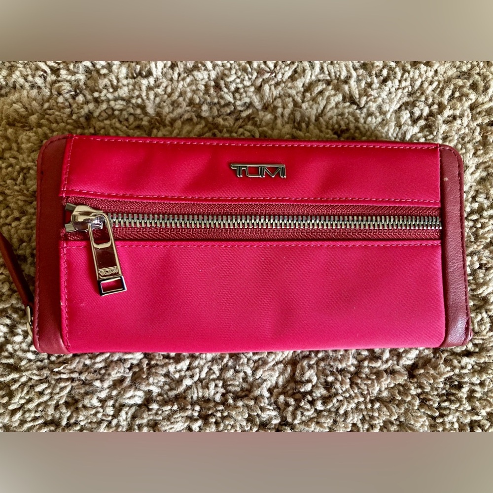 NEW Tumi Voyageur Zip Around Continental Wallet